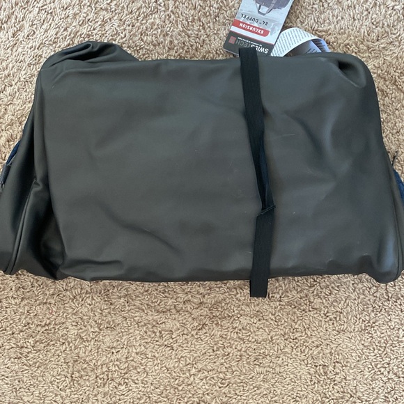 SwissTech Excursion Blue 24" Travel Duffel 24 X 10.5 X 12 With Shoulder Strap - Picture 8 of 8